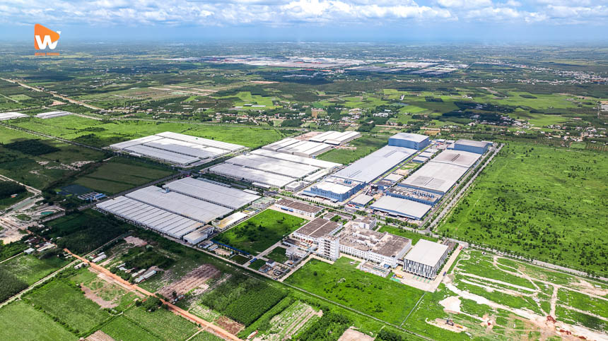 Chụp ảnh toàn cảnh khu công nghiệp Phước Đông, quỹ đất còn trống và nhà xưởng phía xa